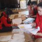 Penyidik Kejati Daerah Khusus Jakarta memilah dokumen saat menggeledah di salah satu lokasi terkait korupsi Rp150 miliar di Disbud Jakarta. (Indonesiawatch.id/Dok. Kejati Jakarta)