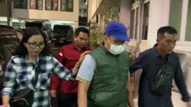 Penyidik Kejati NTB menggiring mantan pejabat bank syariah pelat merah, SE, usai menangkapnya di Semarang. (Indonesiawatch.id/Dok. Kejati NTB)