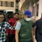 Penyidik Kejati NTB menggiring mantan pejabat bank syariah pelat merah, SE, usai menangkapnya di Semarang. (Indonesiawatch.id/Dok. Kejati NTB)