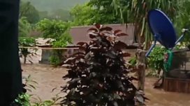 Momen satu rumah hanyut terbawa banjir di Soppeng, Sulsel. (Indonesiawatch.id/Dok. BPBD Soppeng)