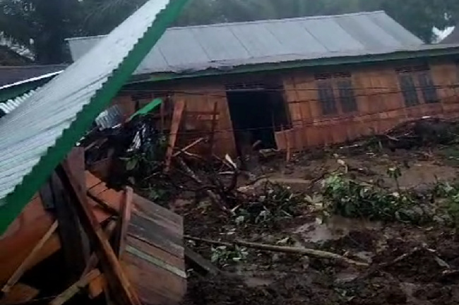 Sejumlah rumah rusak akibat diterjang longsor di Soppeng, Sulsel. (Indonesiawatch.id/Dok. BPBD Soppeng)