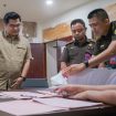 Pelimpahan tersangka dan barang bukti 5 tersangka korporasi korupsi dan pencucian uang nyaris Rp100 triliun PT Duta Palma Group kepada JPU Kejari Jakpus. (Indonesiawatch.id/Dok. Kejagung)