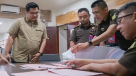 Pelimpahan tersangka dan barang bukti 5 tersangka korporasi korupsi dan pencucian uang nyaris Rp100 triliun PT Duta Palma Group kepada JPU Kejari Jakpus. (Indonesiawatch.id/Dok. Kejagung)