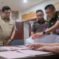 Pelimpahan tersangka dan barang bukti 5 tersangka korporasi korupsi dan pencucian uang nyaris Rp100 triliun PT Duta Palma Group kepada JPU Kejari Jakpus. (Indonesiawatch.id/Dok. Kejagung)