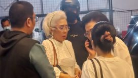 Tim Satgas SIRI Kejagung menangkap Direktur PT Aneka Putra Santosa, Henny Djuwita Santoso (tengah) di Grand Heaven Pluit, Jakut. (Indonesiawatch.id/Dok. Kejagung)