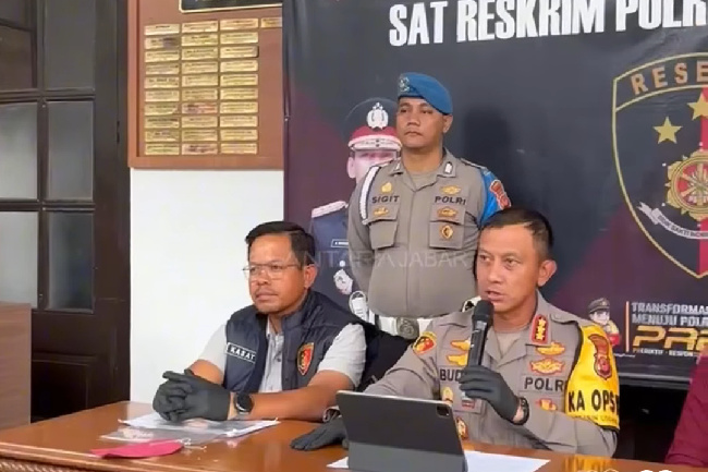Kapolrestabes Bandung, Kombes Pol. Budi Sartono‎, menyampaikan keterangan mengenai tewasnya mahasiswi AM di Gymnasium UP Bandung. (Indonesiawatch.id/Ist)