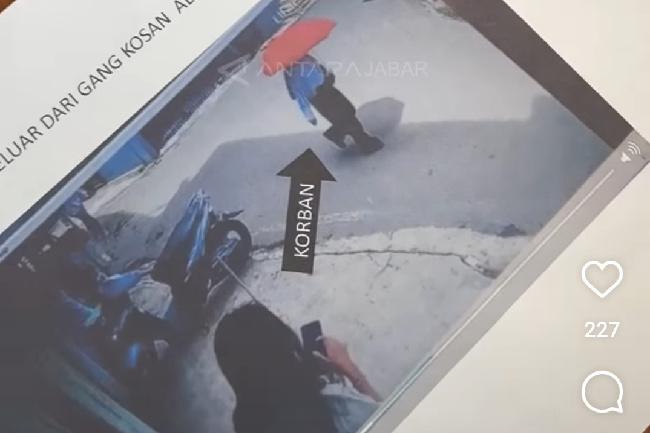 AM setelah keluar dari rumah indekos berjalan menuju ke Kampus UPI Bandung. (Indonesiawatch.id/Ist)