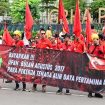 Para pekerja outsourcing Pertamina Cepu melakukan aksi demonstrasi di depan Kantor Pusat Pertamina.