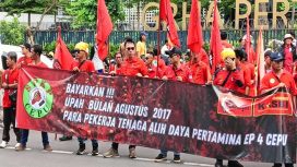 Para pekerja outsourcing Pertamina Cepu melakukan aksi demonstrasi di depan Kantor Pusat Pertamina.