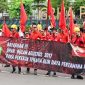 Para pekerja outsourcing Pertamina Cepu melakukan aksi demonstrasi di depan Kantor Pusat Pertamina.