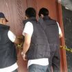 Penyidik Bareskrim Polri memasang garis polisi di rumah mewah yang disita terkait kasus robot trading Net89. (Indonesiawatch.id/Dok. Polri)