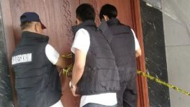 Penyidik Bareskrim Polri memasang garis polisi di rumah mewah yang disita terkait kasus robot trading Net89. (Indonesiawatch.id/Dok. Polri)