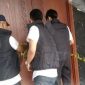 Penyidik Bareskrim Polri memasang garis polisi di rumah mewah yang disita terkait kasus robot trading Net89. (Indonesiawatch.id/Dok. Polri)