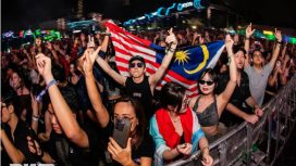 Penonton DWP 2024 membawa bendera Malaysia. Sebanyak 18 oknum anggota Polri memeras puluhan penonton asal Malaysia hingga Rp2,5 miliar. Polri didesak jerat para oknum dengan delik pidana. (Indonesiawatch.id/Dok. DWP)