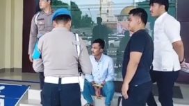 AS (duduk), terduga penyewa mobil milik bos rental yang ditembak di Rest Area KM 45 Tol Tangerang-Merak setelah ditangkap anggota Polres Pandeglang. (Indonesiawatch.id/Ist)