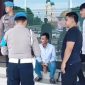 AS (duduk), terduga penyewa mobil milik bos rental yang ditembak di Rest Area KM 45 Tol Tangerang-Merak setelah ditangkap anggota Polres Pandeglang. (Indonesiawatch.id/Ist)