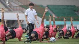 Shin Tae-yong saat memimpin latihan. PSSI memecat Shin sebagai pelatih Timnas Sepak Bola Indonesia. (Indonesiawatch.id/Dok. PSSI)