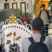 Penyidik KPK menuju luar rumah Sekjen PDIP, Hasto Kristiyanto, membawa hasil penggeledahan di rumah tersebut. (Indonesiawatch.id/Ist)