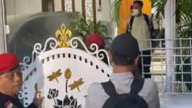 Penyidik KPK menuju luar rumah Sekjen PDIP, Hasto Kristiyanto, membawa hasil penggeledahan di rumah tersebut. (Indonesiawatch.id/Ist)