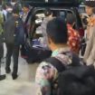 Penyidik KPK memasukkan koper ke dalam mobil diduga berisi hasil dari penggeledahan di rumah Sekjen PDIP, Hasto Kristiyanto. (Indonesiawatch.id/Ist)