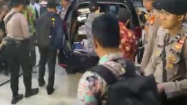 Penyidik KPK memasukkan koper ke dalam mobil diduga berisi hasil dari penggeledahan di rumah Sekjen PDIP, Hasto Kristiyanto. (Indonesiawatch.id/Ist)
