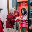 Penyidik menyerahkan ibu Ronald Tannur, Meirizka Widjaja, kepada JPU Kejari Jakpus. (Indonesiawatch.id/Dok. Kejagung)