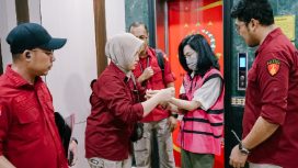 Penyidik menyerahkan ibu Ronald Tannur, Meirizka Widjaja, kepada JPU Kejari Jakpus. (Indonesiawatch.id/Dok. Kejagung)