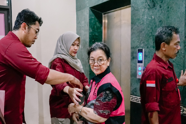 Kuasa hukum Ronald Tannur, Lisa Rahmat, segera menjalani sidang setelah diserahkan penyidik kepada JPU Kejari Jakpus. (Indonesiawatch.id/Dok. Kejagung) 
