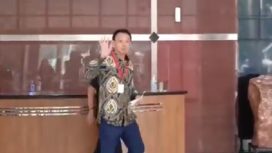 Mantan Komut PT Pertamina, Basuki Tjahaja Purnama (Ahok), saat akan menuju ruangan pemeriksaan di KPK. (Indonesiawatch.id/Ist)