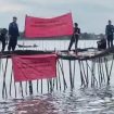 Petugas dari Ditjen PSDKP menyegel pagar laut 30,16 km di perairan Tangerang, Banten, dekat PIK 2. (Indonesiawatch.id/Dok. KKP)