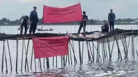 Petugas dari Ditjen PSDKP menyegel pagar laut 30,16 km di perairan Tangerang, Banten, dekat PIK 2. (Indonesiawatch.id/Dok. KKP)