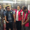 Kadisnakertrans Sumsel, Deliar Marzoeki, dan staf pribadinya, AL, ditahan Kejari Palembang setelah di-OTT terkait korupsi penerbitan Surat Izin K3. (Indonesiawatch.id/Dok. Kejari Palembang)
