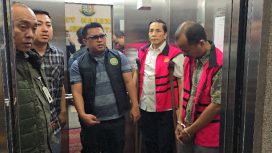 Kadisnakertrans Sumsel, Deliar Marzoeki, dan staf pribadinya, AL, ditahan Kejari Palembang setelah di-OTT terkait korupsi penerbitan Surat Izin K3. (Indonesiawatch.id/Dok. Kejari Palembang)