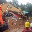 Tim SAR mencari korban tertimbun longsor di Kelurahan Tiban Batu, Kecamatan Sekupang, Kota Batam, Kepulauan Riau. (Indonesiawatch.id/Dok. BNPB)