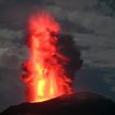 Lontaran lava pijar pada erupsi Gunungapi Ibu, Kabupaten Halmahera Barat, Maluku Utara, Sabtu (11/1/2025). (Indonesiawatch.id/Dok. Badan Geologi)