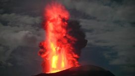 Lontaran lava pijar pada erupsi Gunungapi Ibu, Kabupaten Halmahera Barat, Maluku Utara, Sabtu (11/1/2025). (Indonesiawatch.id/Dok. Badan Geologi)
