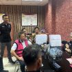 Penyidik Pdsus menyerahkan tersangka Hendry Lie kepada JPU. (Indonesiawatch.id)