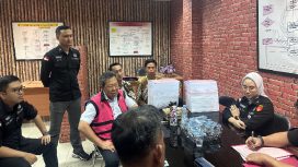 Penyidik Pdsus menyerahkan tersangka Hendry Lie kepada JPU. (Indonesiawatch.id)