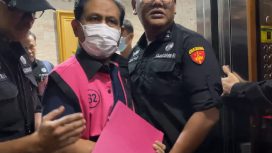 Kejagung menahan hakim PT Sumsel, Rudi Suparmono, terkait kasus suap vonis bebas Ronald Tannur di PN Surabaya. (Indonesiawatch.id/Dok. Kejagung)