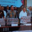 Jajaran Dirtipideksus Bareskrim Polri menunjukkan sejumlah uang yang berhasil disita terkait pencucian uang dari judol mencapai Rp103,3 miliar. (Indonesiawatch.id/Ist)