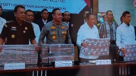 Jajaran Dirtipideksus Bareskrim Polri menunjukkan sejumlah uang yang berhasil disita terkait pencucian uang dari judol mencapai Rp103,3 miliar. (Indonesiawatch.id/Ist)