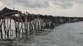 Pagar laut di perairan Tangerang, Banten, dekat PIK 2 mulai dibongkar TNI AL. (Indonesiawatch.id/Ist)