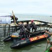 Pranurit TNI AL membongkar pagar laut di perairan Tangerang, Banten. (Indonesiawatch.id/Dok. TNI AL)