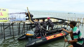 Pranurit TNI AL membongkar pagar laut di perairan Tangerang, Banten. (Indonesiawatch.id/Dok. TNI AL)