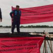 Personel dari KKP menyegel pagar laut di perairan Tangerang, Banten. (Indonesiawatch.id/Dok. Instagram KKP)