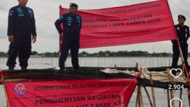 Personel dari KKP menyegel pagar laut di perairan Tangerang, Banten. (Indonesiawatch.id/Dok. Instagram KKP)