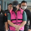 Penyidik Pidsus Kejagung membawa Direktur PT Duta Sugar International, HAT, setelah menangkapnya di Pangkalan Bun, Kobar, Kalteng, terkait korupsi impor gula di Kemendag. (Indonesiawatch.id/Dok. Kejagung)