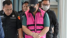 Penyidik Pidsus Kejagung membawa Direktur PT Duta Sugar International, HAT, setelah menangkapnya di Pangkalan Bun, Kobar, Kalteng, terkait korupsi impor gula di Kemendag. (Indonesiawatch.id/Dok. Kejagung)
