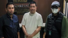 Dirut PT CIS Resources, IB (kaus putih), usai dicokok Tim Intelijen Kejagung di Senayan City, Jaksel, terkait korupsi pembiayaan transportasi batubara. (Indonesiawatch.id/Dok.Kejagung)