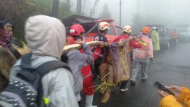 Tim SAR Gabungan mengevaluasi 1 jenazah korban tanah longsor di Pekalongan, Jateng. (Indonesiawatch.id/Dok. BPBD Pekalongan)